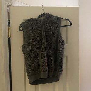 Mudd Sherpa Vest in Dark Gray